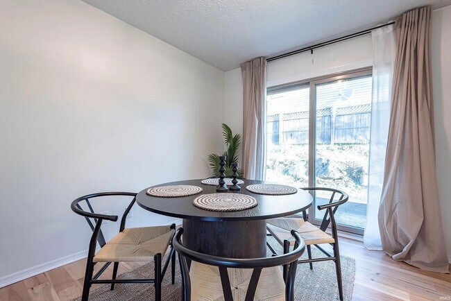 Building Photo - Available Now!  3BR 2BA Southside Neighborhood.