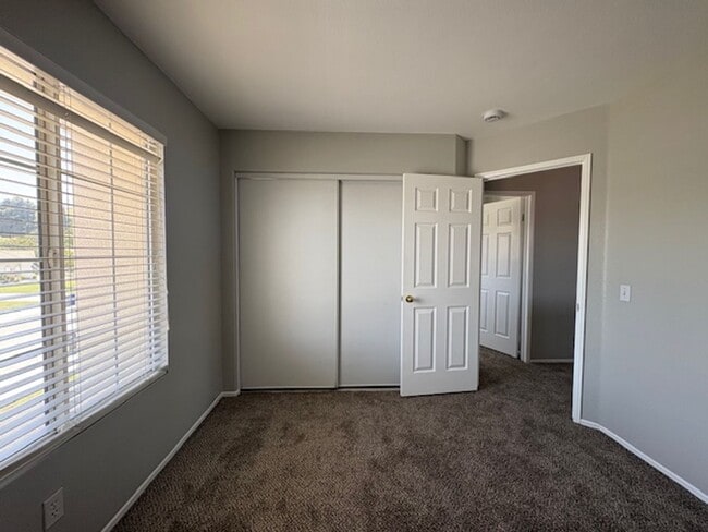Building Photo - 4 Bedroom with NEW Carpet & Paint