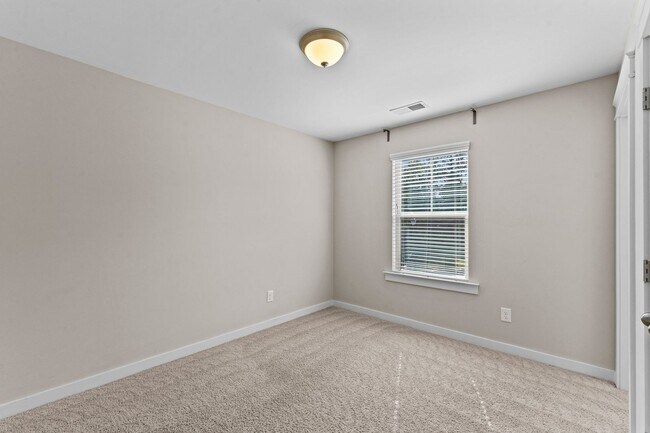 Building Photo - Gorgeous Townhome in N. Raleigh, Top Amenities & Finishes, Community Pool, Pet Friendly!