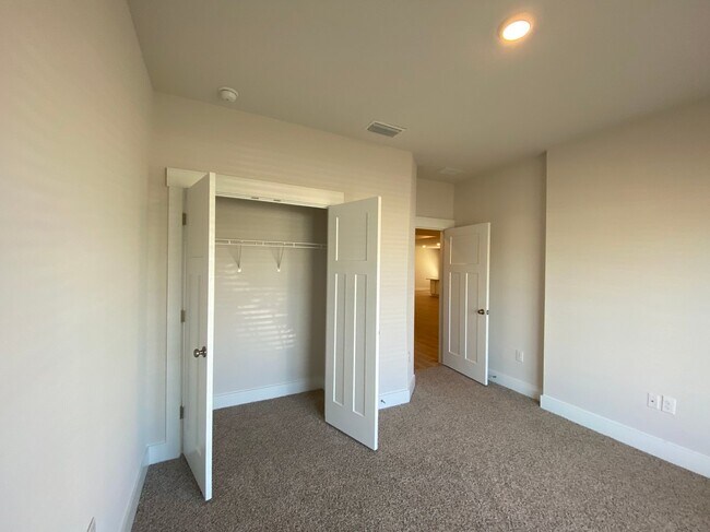 Building Photo - 3398 Southwind Dr
