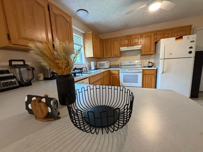 Building Photo - Fully Furnished Short Term Rental!