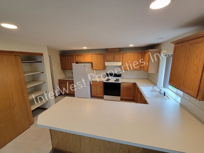Building Photo - Tigard 3 Bd 2ba Ranch Style Home on Flag L...