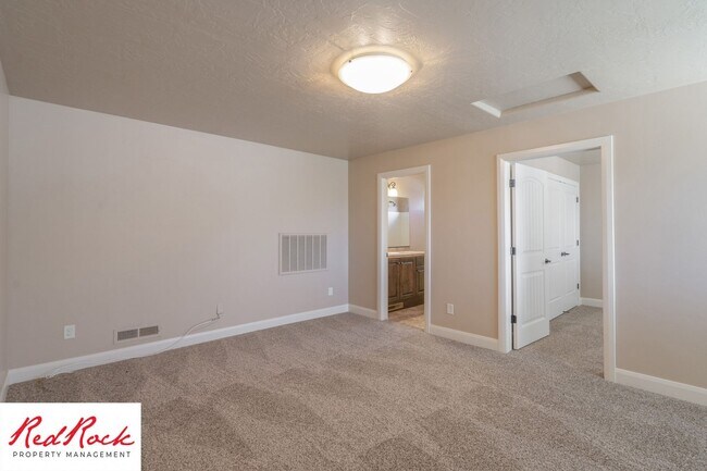 Building Photo - Dog Friendly, Pleasant 4 Bedroom, 2.5 Bathroom Townhome