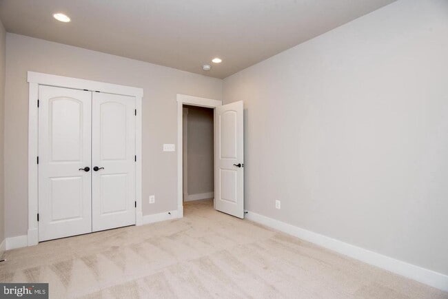 Building Photo - 6928 Regent Ln