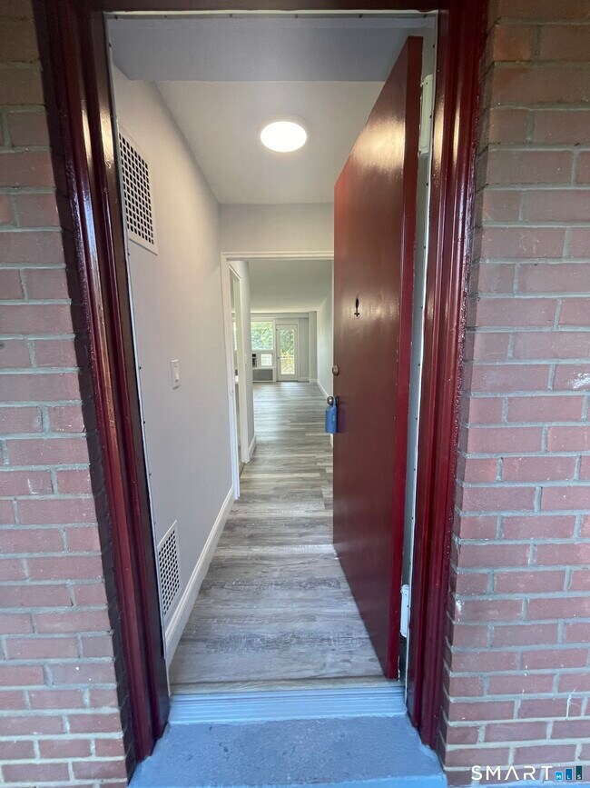 Building Photo - 91 Strawberry Hill Ave