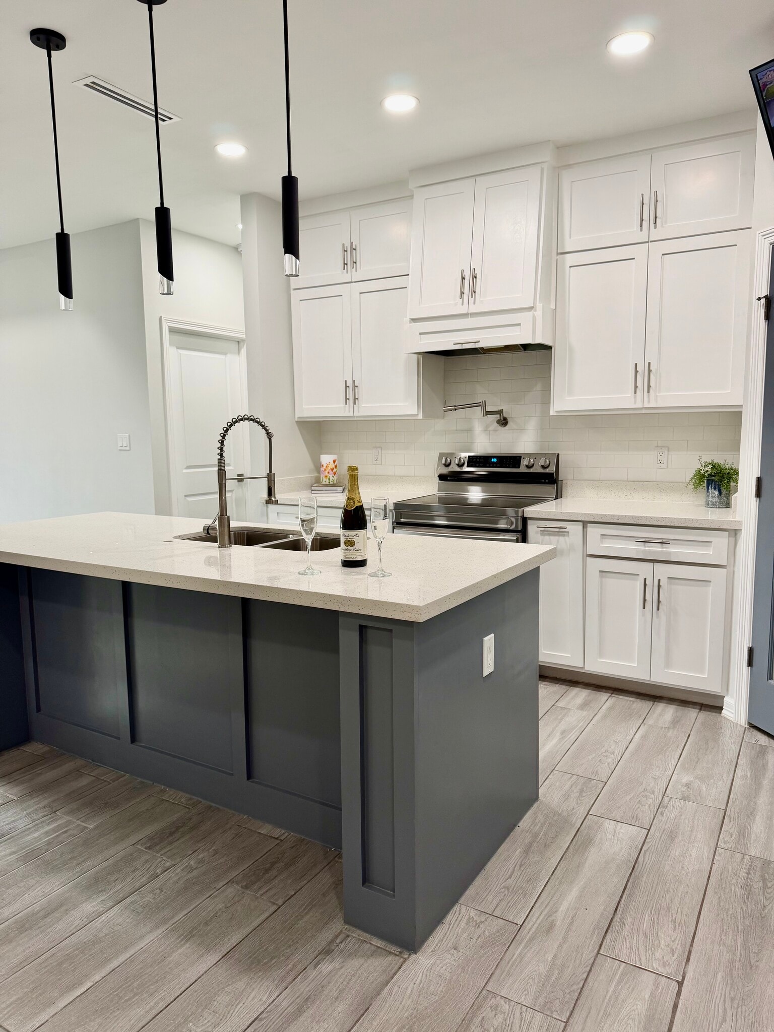 Building Photo - 7005 Heliconia