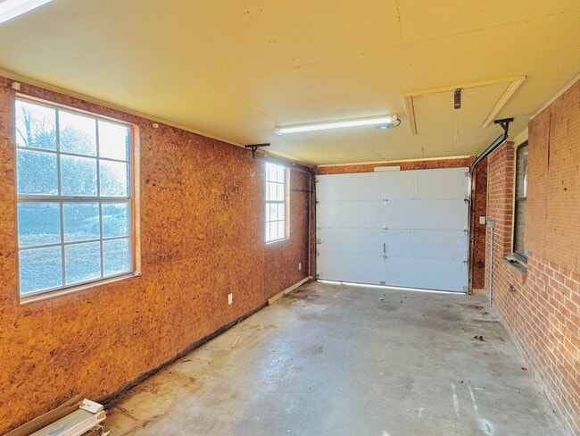 Building Photo - Inviting 3-Bedroom, 1.5-bath