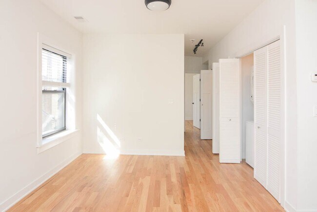 Building Photo - 2210 W Eastwood Ave