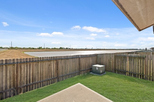 Building Photo - 1001 Strawberry Ridge Dr