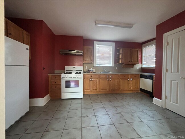 Building Photo - 837 White Plains Rd