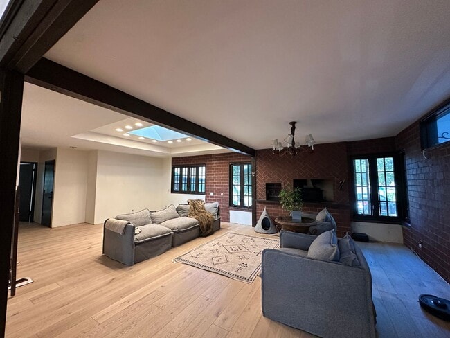 Building Photo - SPACIOUS MANSION WITH 2 PRIVATE ROOMS *FOR...