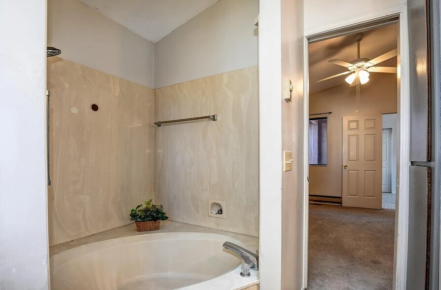 Building Photo - 4944 Summit Cir