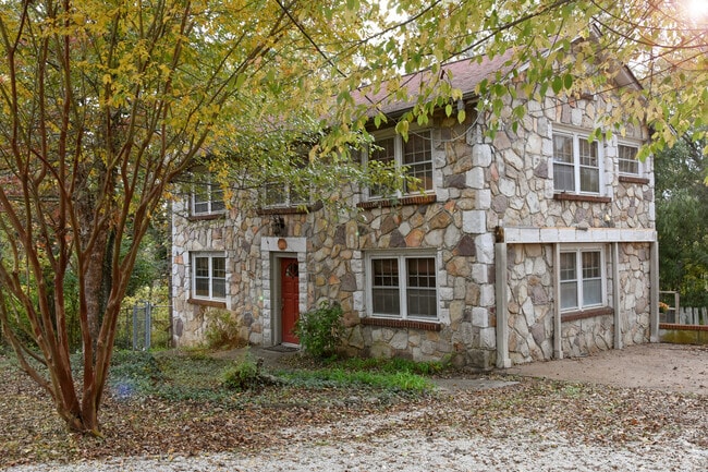 Building Photo - 511 Taylor Rd