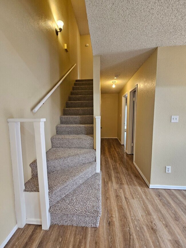 Building Photo - (3) Bed/(2) Bath West Norman Townhome Available NOW!