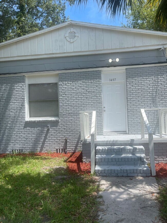 Building Photo - **Move in Ready 4/2 Single Family home