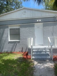 Building Photo - Fabulous 4 Bedroom 2 Bath!