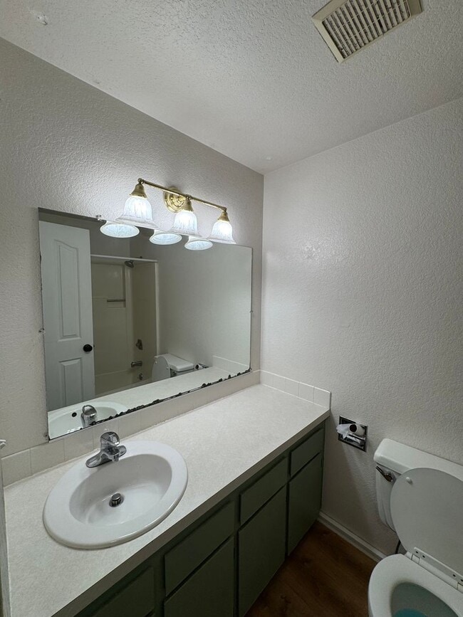 Building Photo - East Roseburg 3-Bedroom, 2-Bath close to Eastwood School