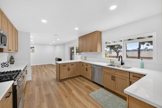 Building Photo - 13324 San Martin Pl