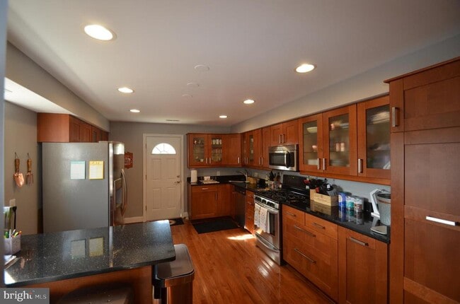 Building Photo - 3723 S Four Mile Run Dr