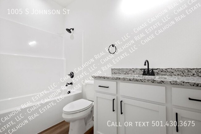 Building Photo - 1005 Johnson St