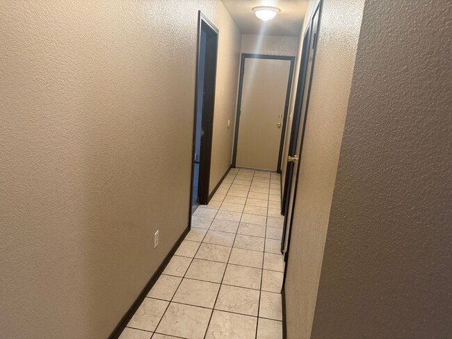 Building Photo - 3 Bd-2bth Move in Ready!!