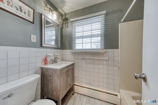 Building Photo - 66 Beths Ave