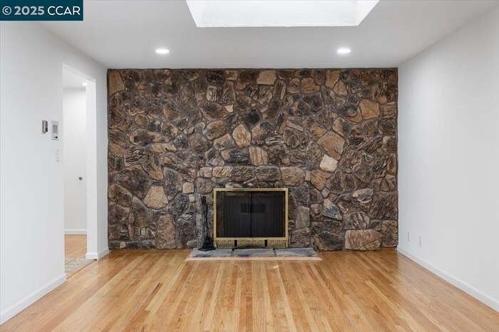 Building Photo - 987 Vía Bregani