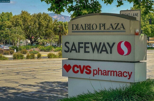 Building Photo - 560 La Copita Ct