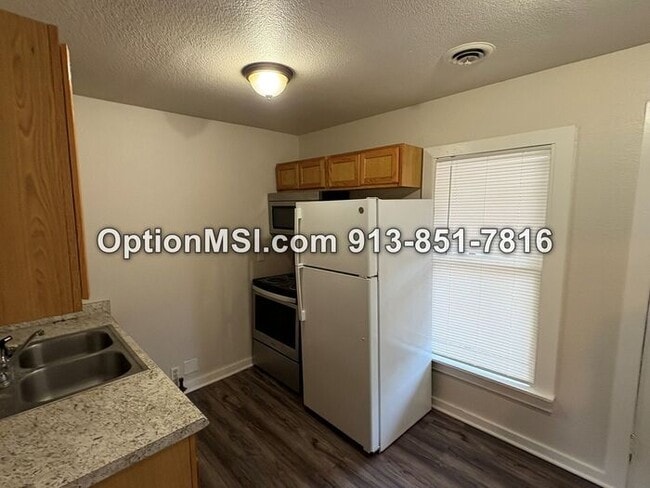 Building Photo - Freshly updated half-duplex