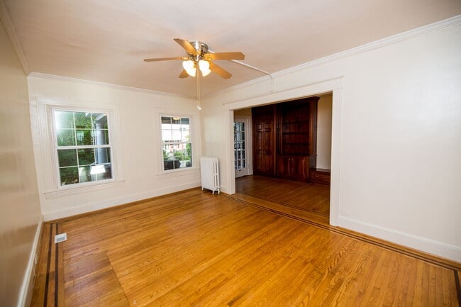 Building Photo - 2026/2027 JHU off-campus Renovated Charles Village 5bd/2ba w/ W/D & CAC Available 6/9/26