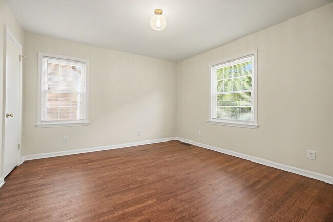 Building Photo - 490 Lynnhaven Dr SW