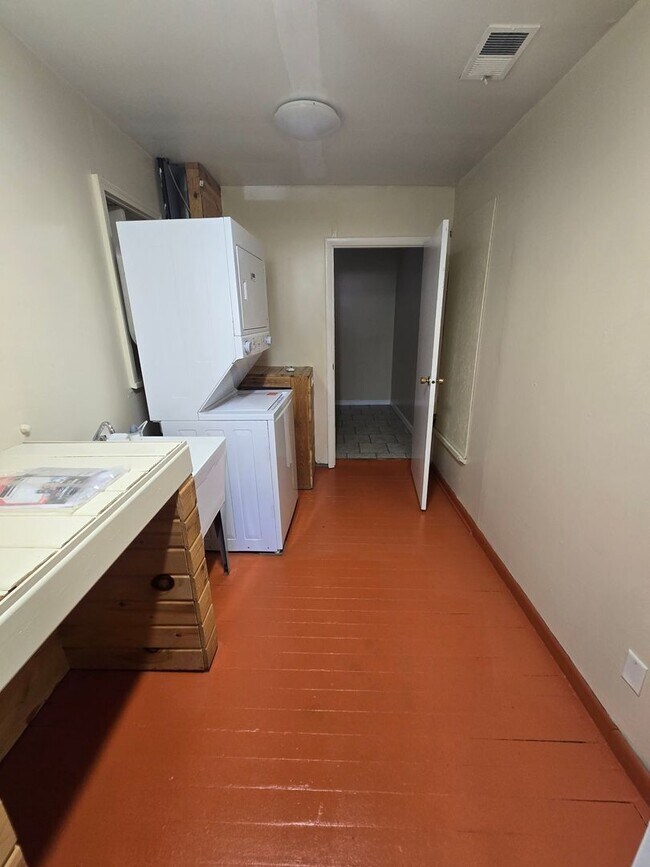 Building Photo - 3334 Michigan St