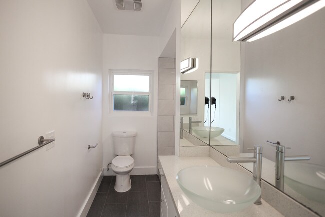 Building Photo - 403 Brooks Ave