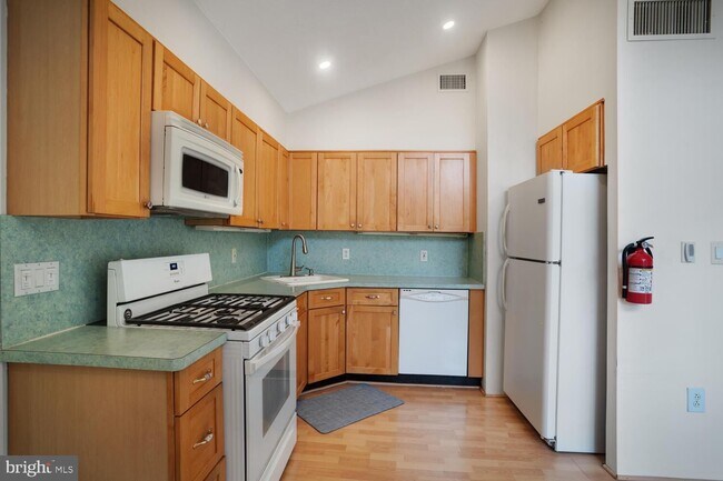 Building Photo - 9 Admiral Dr
