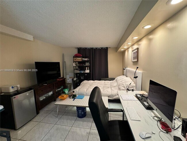 Building Photo - 3720 Inverrary Dr