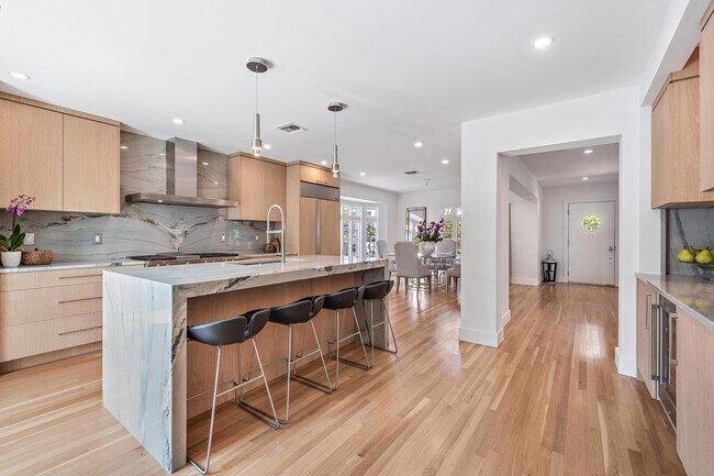 Building Photo - 306 Cordova Rd