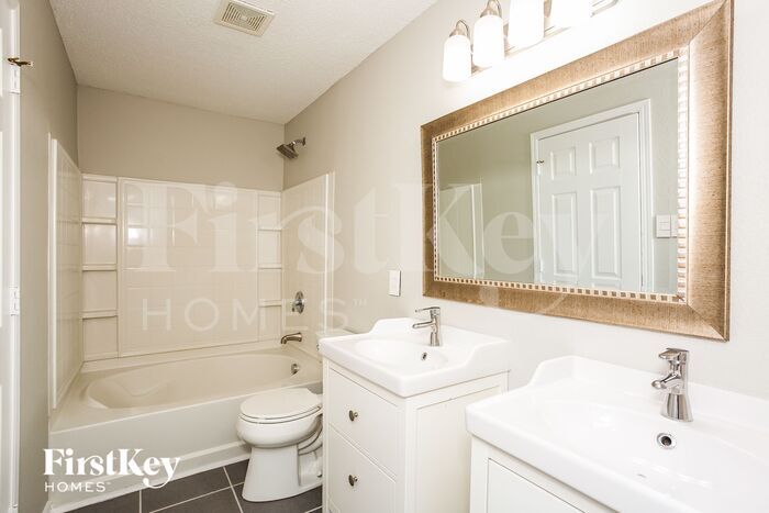 Building Photo - 15358 Border Dr