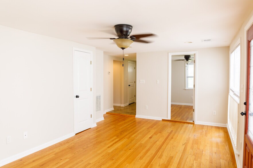 Building Photo - 116 America St