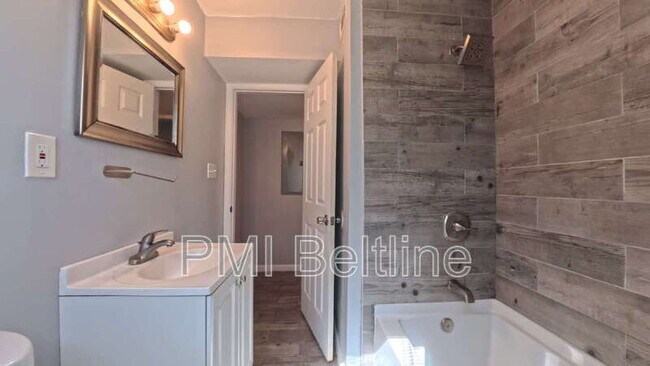 Building Photo - 1408 Lyle Ave