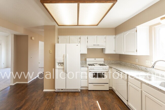 Building Photo - 940 Royal Crown Ln