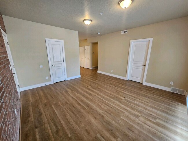 Building Photo - GORGEOUS Downtown Unit!!!