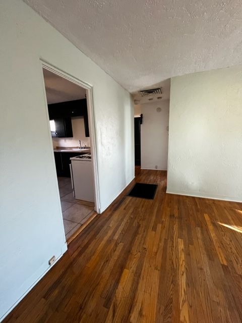 Building Photo - 1 bedroom / 1 bath close to KAFB and I-25 Move-in Special!