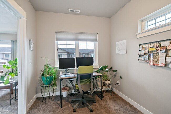 Building Photo - Modern 4-bedroom 3-bathroom Home