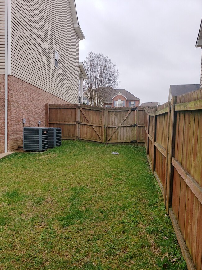 Building Photo - 652 Winding Bluff Way