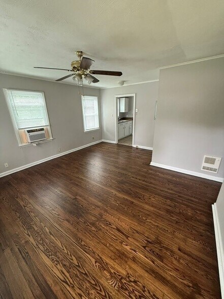 Building Photo - 204 Sunset Ct