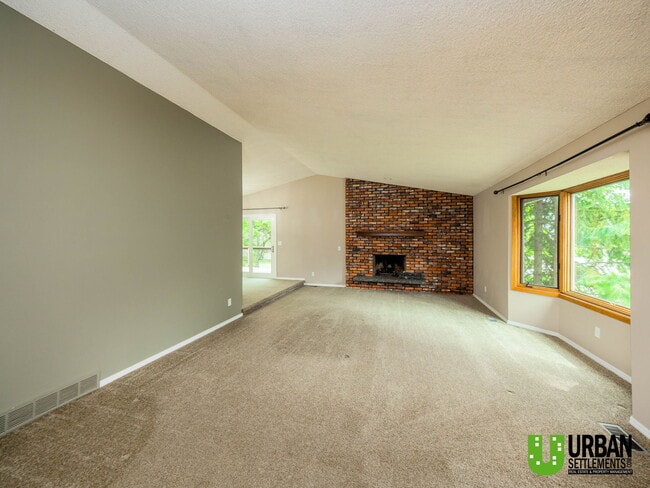 Building Photo - 8421 E Columbia Dr