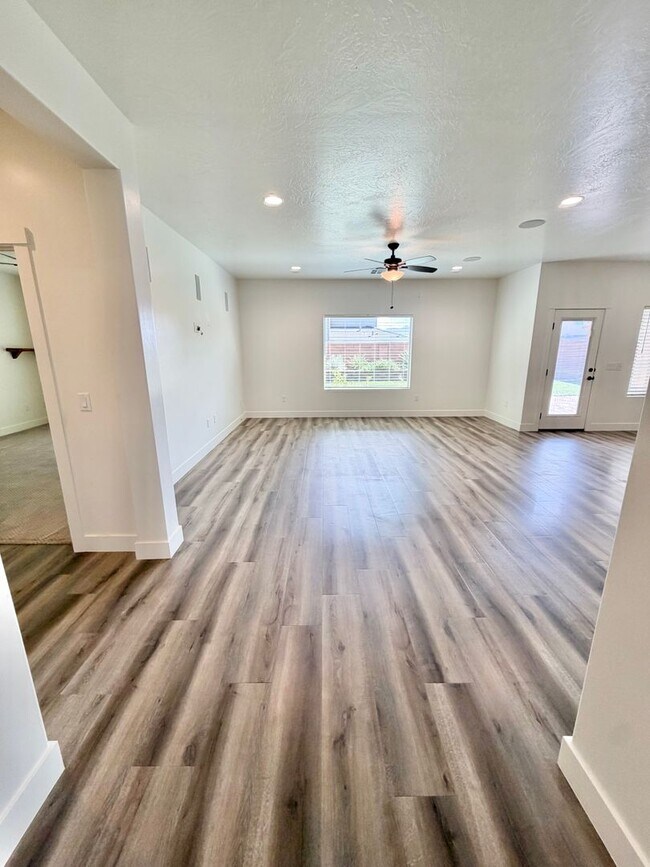 Building Photo - 1794 E Sunshine Trl
