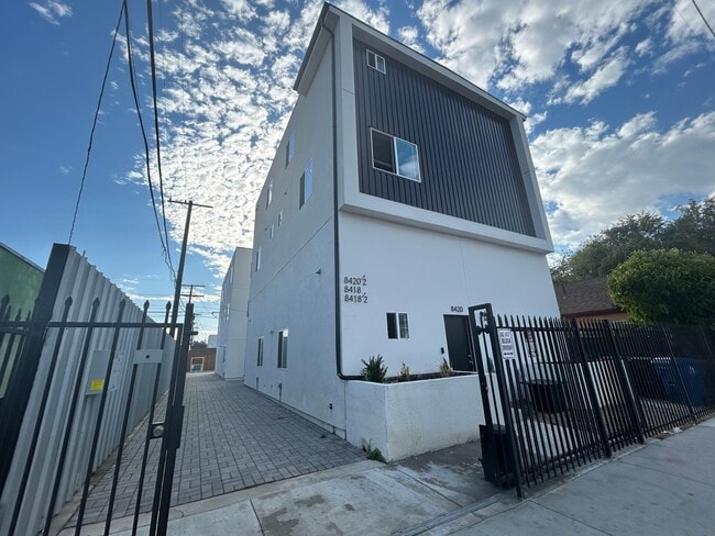 Building Photo - NewB La T 8418