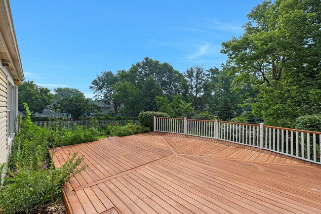 Building Photo - 1356 Larchmont Dr