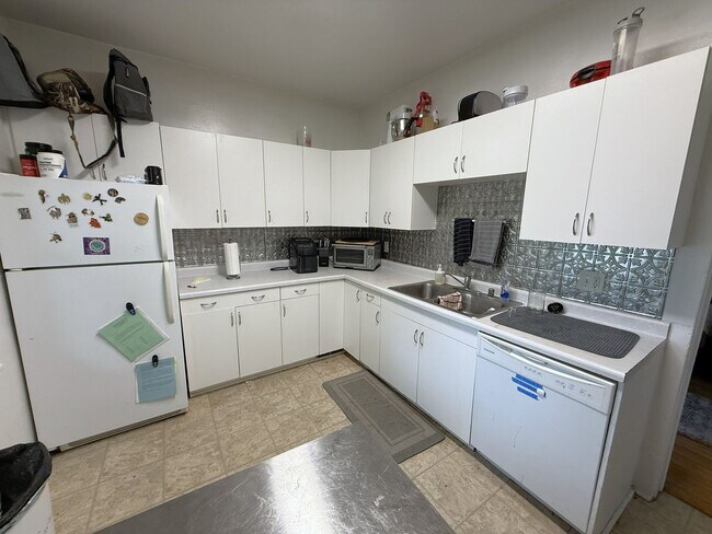 Building Photo - 1325 St James Ct